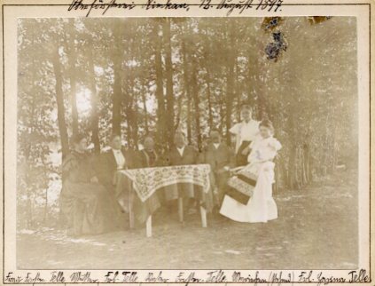 Od lewej siedzą: żona leśniczego Telle, mama, panna Telle, tata, leśniczy Telle, Marichen (stoi), panienka Hanna Telle.